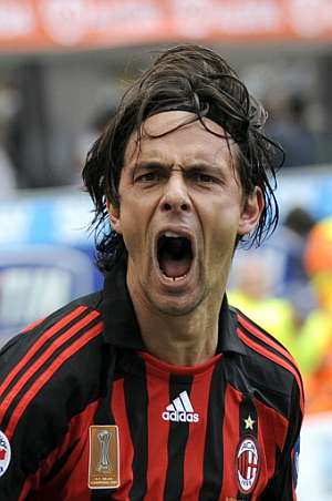 Inzaghi festeja el primer tanto del Milan ante el Inter. (Foto: AP)