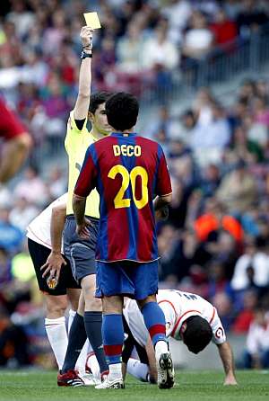 Deco recibe la tarjeta amarilla durante el partido ante el Valencia. (Foto: EFE)