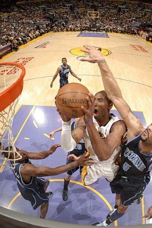 Kobe Bryant intenta anotar ante Carlos Boozer. (Foto: AFP)