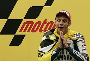 Valentino Rossi, celebrando la victoria. (Foto: AP)