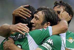 Pavone abraza a Mark Gonzlez tras el gol del Betis. (Foto: EFE)