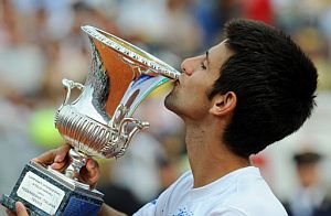 Djokovic besa su primer trofeo sobre tierra este ao (Foto: AFP)