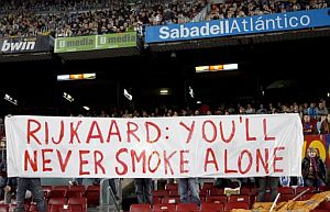 Una pancarta de apoyo a Rijkaard en la grada del Camp Nou. (Foto: EFE)