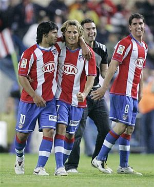 Los jugadores del Atlético celebran el gol ante el Deportivo. (Foto: AP)