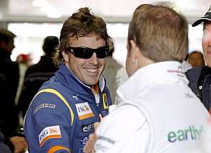 Alonso saluda a Rubens Barrichello en Estambul. (Foto: EFE)