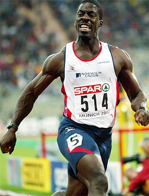 As celebr Chambers su triunfo en los 100 metros del Campeonato de Europa, en 2002. (Foto: AP)