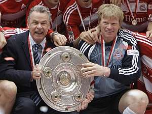 Hitzfeld (i) y Kahn celebran el título de Liga. (Foto: AFP)