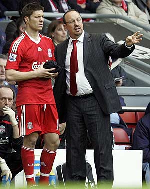 Xabi Alonso habla con Bentez durante un partido con el Liverpool (Foto: AP)
