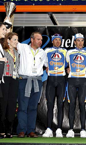 Manuel Zeferino levanta la copa del triunfo de su equipo en la reciente Vuelta a Asturias. (Foto: EFE)