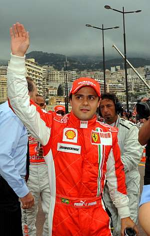 Felipe Massa saluda al pblico de Montecarlo. (Foto: AP)