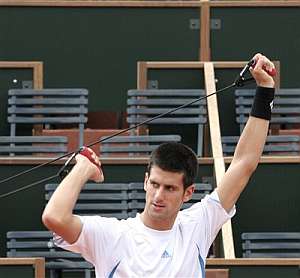 Djokovic hace estiramientos en Roland Garros. (AP)