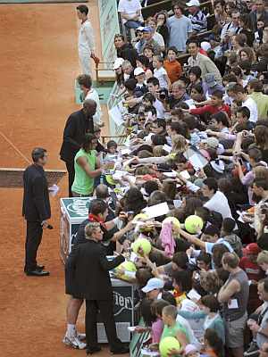 Rafa Nadal firma autgrafos tras vencer un partido de exhibicin. (Foto: EFE)