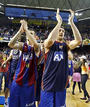 Denis Marconato y Mario Kasun celebran el acceso del Barcelona a la final de la ACB. (Foto: EFE)