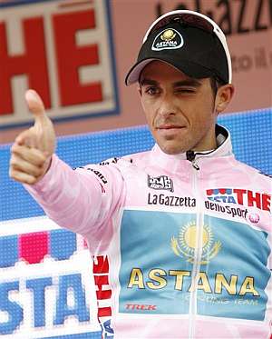 Alberto Contador 'dispara' desde el podio. (Foto: AP)