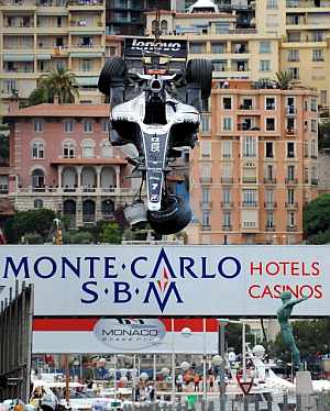 Una gra retira el coche de Rosberg de la pista de Montecarlo. (Foto: AP)