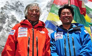 Yuichiro Miura (i) en un campo base del Everest. (Foto: AFP)