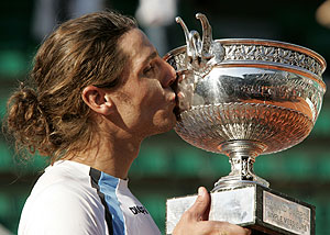 Gastn Gaudio besa el trofeo de campen en 2004. (Foto: REUTERS)