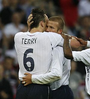 Terry, abrazado por Beckham tras el gol. (AFP)