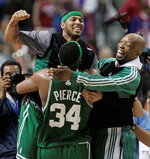 Los jugadores de Boston celebran su cuarta victoria ante los Pistons. (Foto: AP)