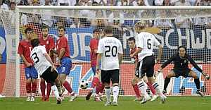 Ballack lanza el golple franco que dio a Alemania el triunfo ante Serbia. (Foto: AP)