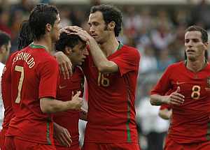 Los jugadores portugueses felicitan a Simao, tras su gol.