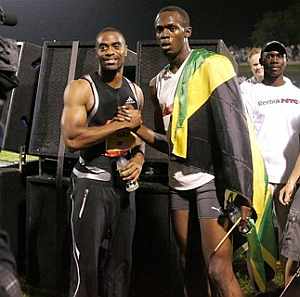Gay felicita a Bolt tras la carrera.
