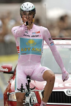 Contador entra en la meta de Miln con su gesto caracterstico. (Foto: REUTERS)