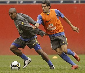 Alves, el jueves durante un entrenamiento con la seleccin brasilea. (Foto: AP)