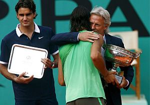 Borg abraza a Nadal ante la mirada ausente de Federer. (Foto: EFE)