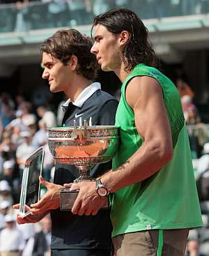 Rafa Nadal, junto a Roger Federer tras recibir el trofeo. (Foto: AFP)