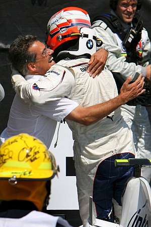 Robert Kubica se abraza con el jefe de BMW, Mario Theissen. (Foto: AFP)