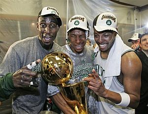 El 'Big Three', Garnett, Allen y Pierce, con el ttulo de campen de la NBA. (Foto: AFP)