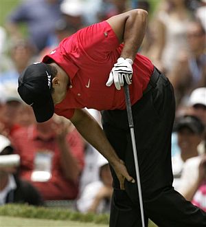 Woods se duele de su rodilla izquierda durante el US Open. (Foto: AP)