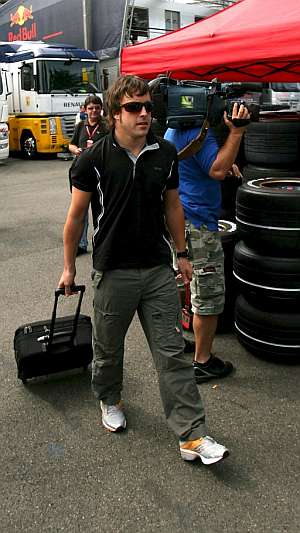 Fernando Alonso, a su llegada al circuito de Magny Cours. (Foto: EFE)