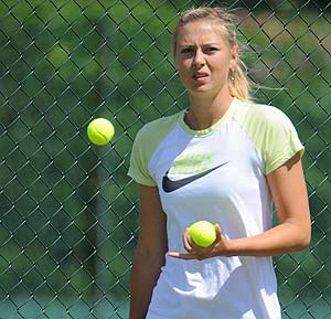 Maria Sharapova entrenando en Wimbledon. (Foto: REUTERS)