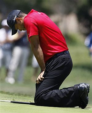 Woods, quejndose de la rodilla en el Abierto de Estados Unidos. (Foto: AP)