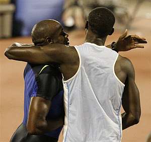 Asafa Powell felicita a Usain Bolt tras la carrera. (Foto: AP)