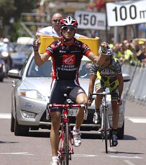 Alejandro Valverde gana a su compaero de fuga, scar Sevilla. (Foto: EFE)