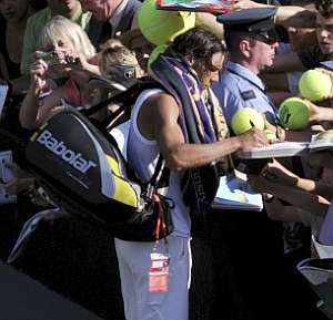 El tenista espaol Rafa Nadal (c) firma autgrafos al final del partido frente al ruso Mikhail Youzhny. (Foto: EFE)