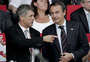 Villar, junto a Zapatero, en la final de Viena. (Foto: EFE)