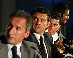 Begiristain, Laporta, Alves y Guardiola, durante la presentacn del lateral. (Foto: D. UMBERT)