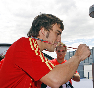 Fernando Alonso, con la camiseta de Espaa, en el Gran Premio de Francia. (Foto: EFE)