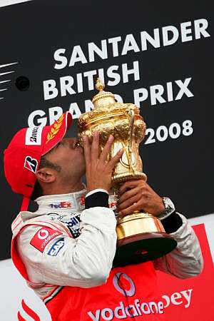 Lewis Hamilton besa el trofeo del GP de Gran Bretaña. (Foto: EFE)