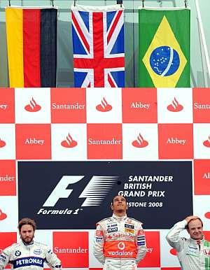De izquierda a derecha: Nick Heidfeld, Lewis Hamilton y Rubens Barrichello. (Foto: AFP)