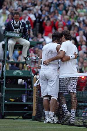 Abrazo entre Nadal y Federer al término de la final. (Foto: AFP)