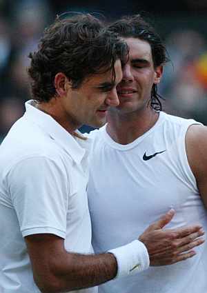 Federer felicita a Nadal tras la final. (Foto: AP)