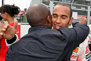Lewis Hamilton abraza a su padre, Anthony, tras su victoria en Silverstone. (AFP)