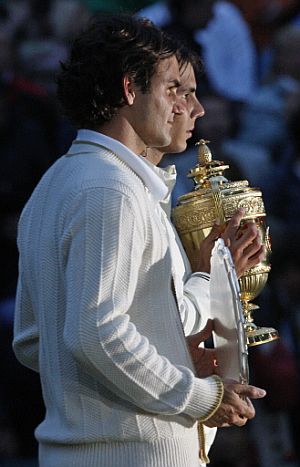 Federer y Nadal, con sus respectivos trofeos. (Foto: AFP)