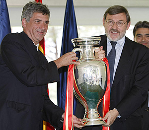 ngel Mara Villar , a la izquierda, y Jaime Lissavetzky posan con la Eurocopa. (Foto: EFE)