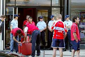 Los gendarmes hacen guardia en la puerta del hotel del Barloworld. (AFP)